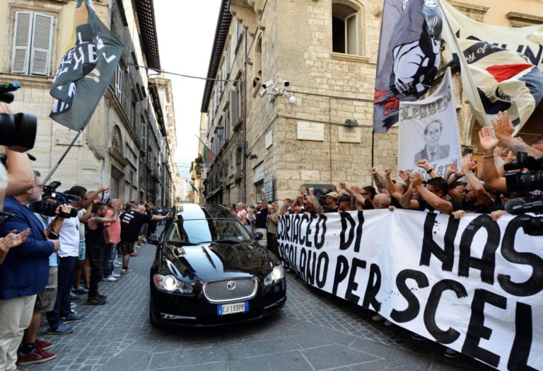 Il Funerale Di Carlo Mazzone Emozione E Lacrime Per L Ultimo Saluto