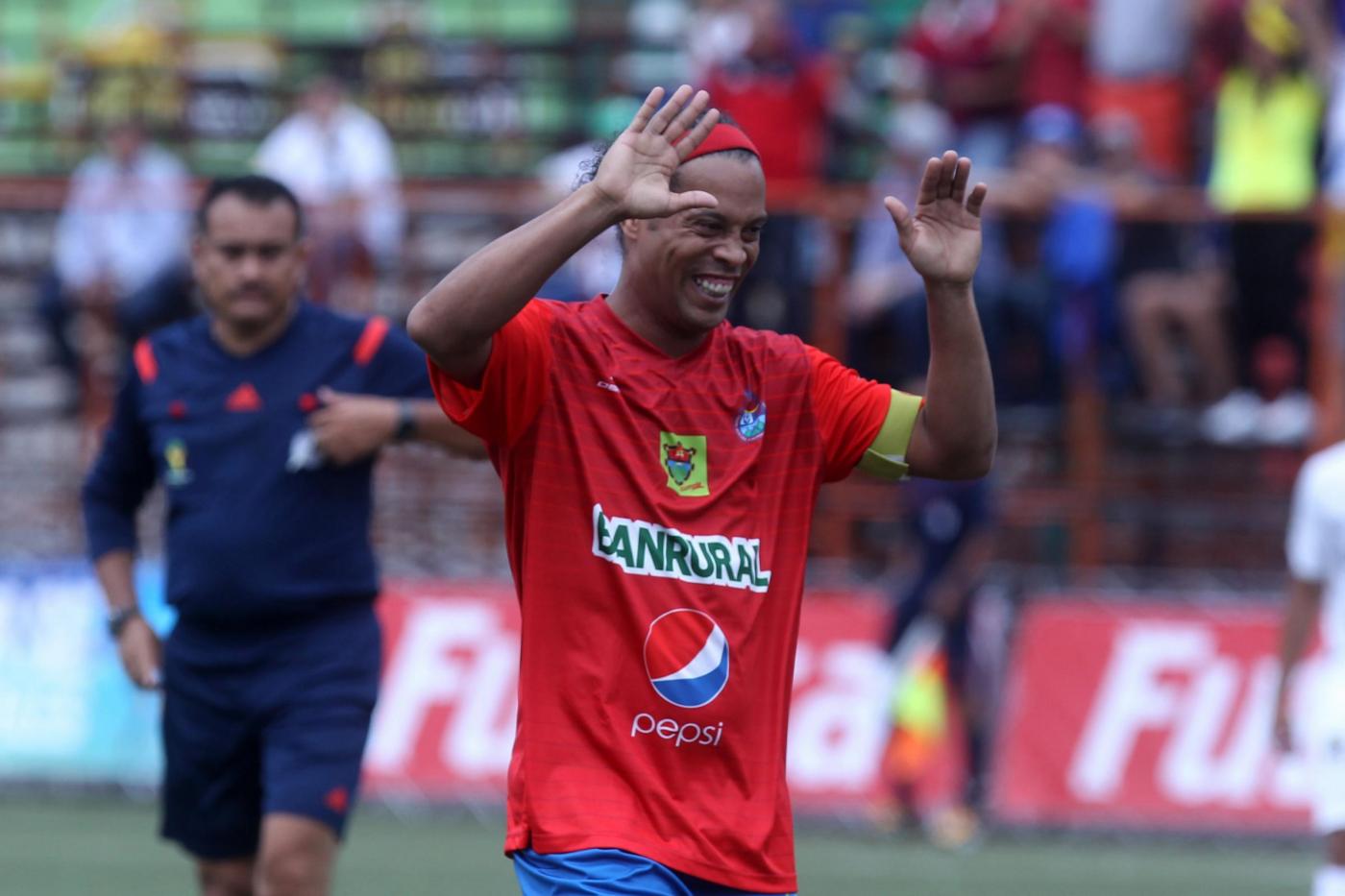 RONALDINHO CONNECTS RIVAL FANS IN GUATEMALA