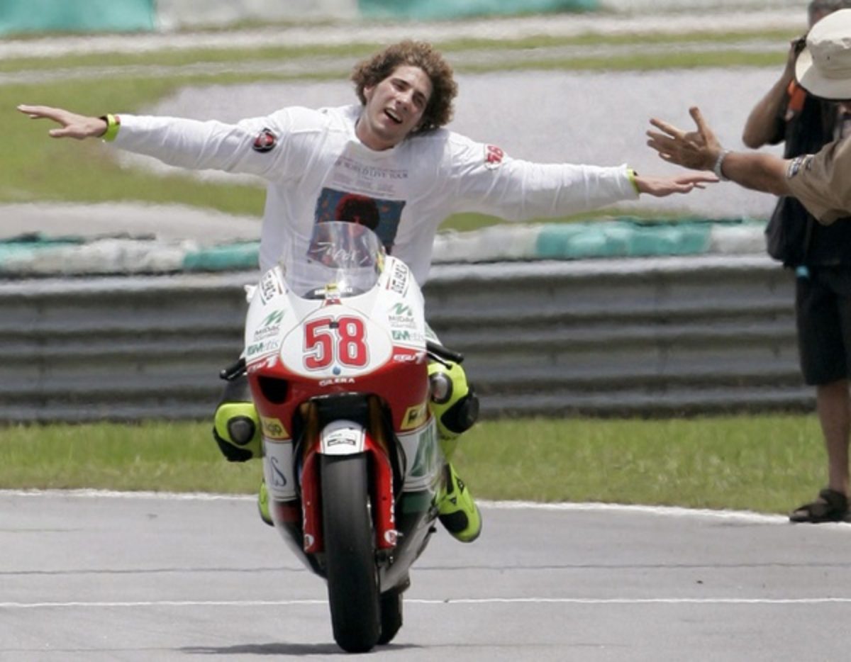 MotoGp,%20i%20piloti%20ricorda%20Marco%20Simoncelli:%20tutti%20alla%20curva%2011%20per%20%20rendergli%20omaggio%20%5bFOTO%5d