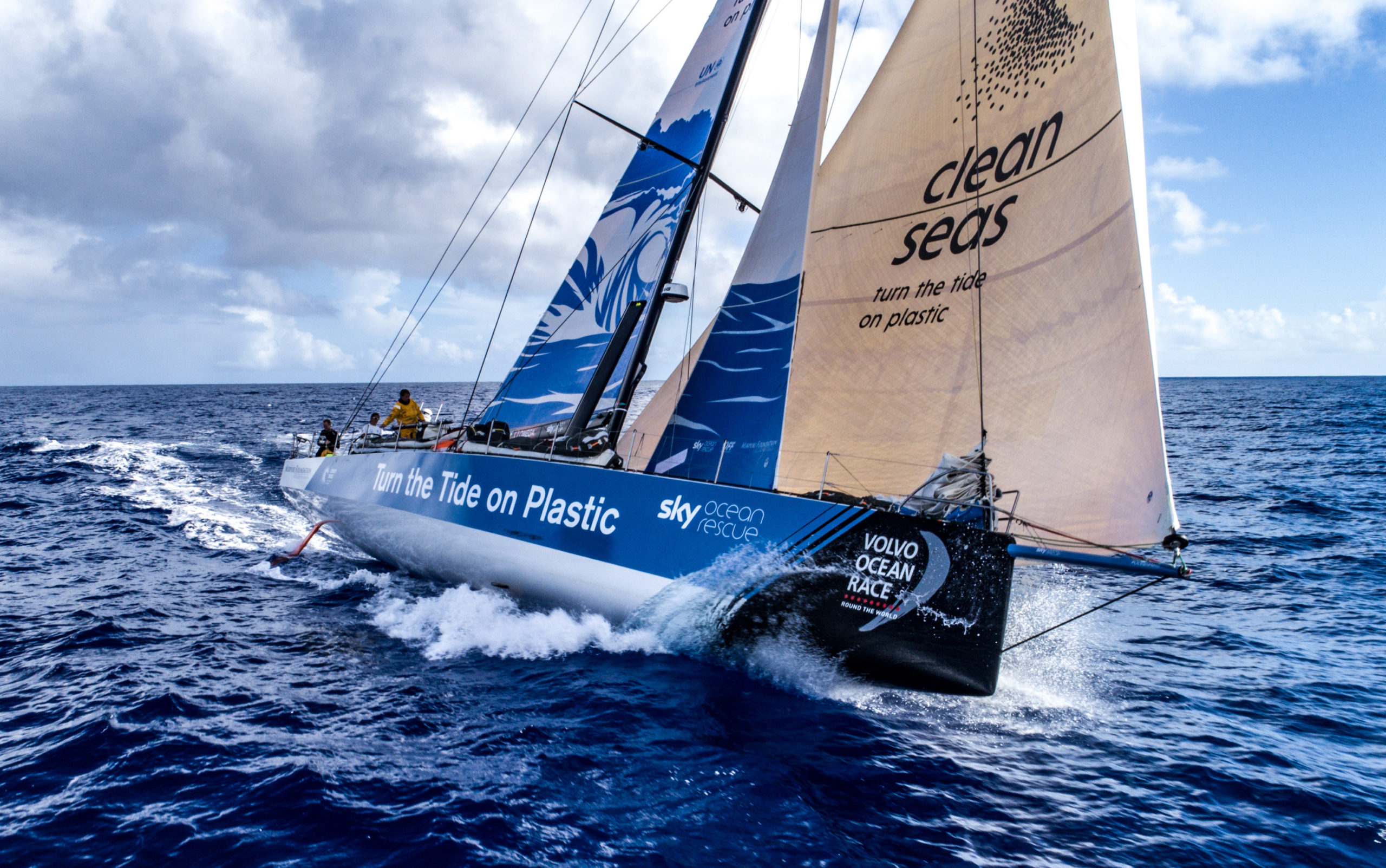 Vela Volvo Ocean Race Turn the Tide on Plastic torna leader della