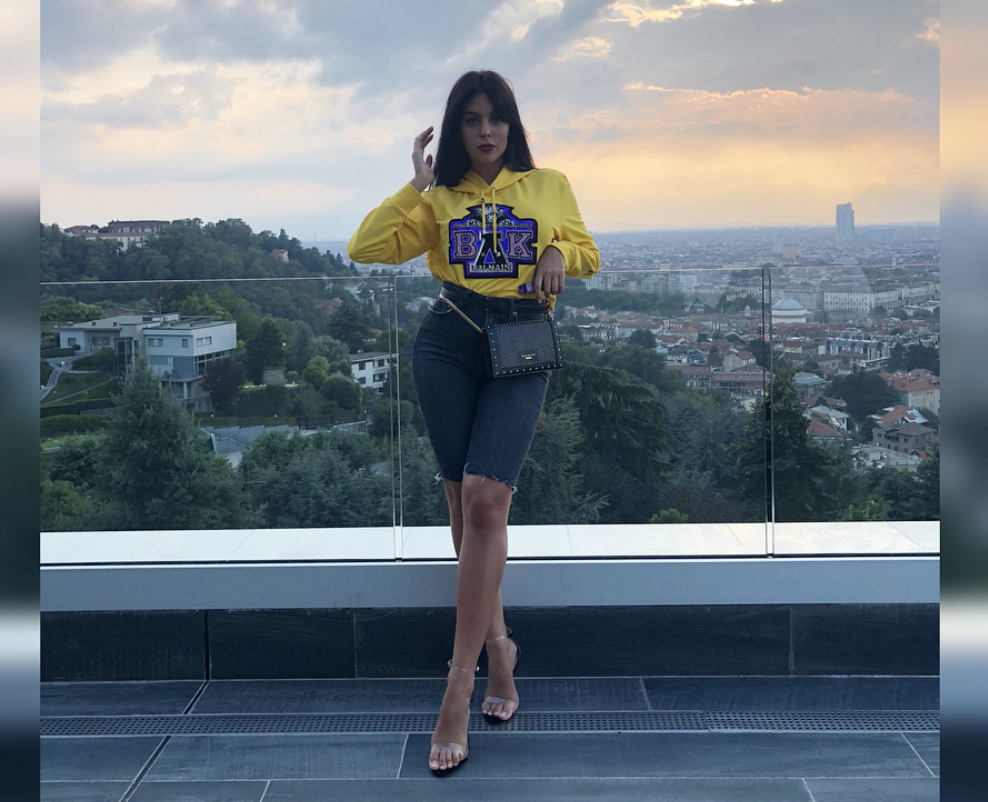 Georgina Rodriguez sul terrazzo della sua nuova villa, l'outfit da urlo