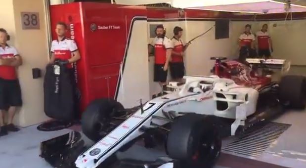 F1, nostalgia della Ferrari per Raikkonen: Kimi sfoggia il Cavallino  anche nel box della Sauber [FOTO]