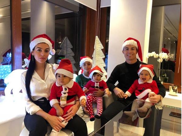 Uno Splendido Quadretto Di Famiglia I Dolci Auguri Di Natale Di Cristiano Ronaldo Foto