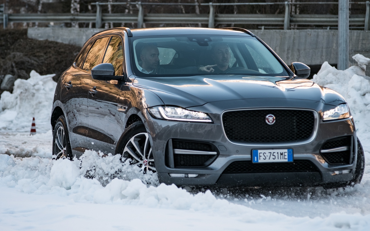 Jaguar f Pace 2021 zima. Jaguar f Pace beli 2021 zima. Jaguar f Pace 2021 зимой. Jaguar f Pace zima.