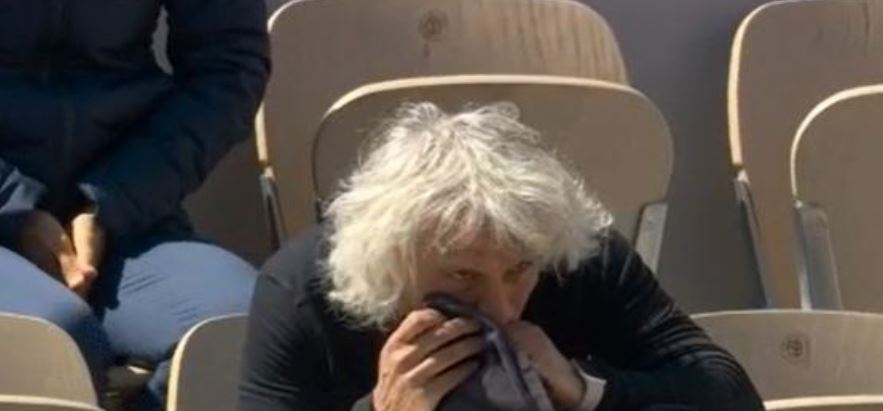 Il padre di Camila Giorgi virale sui social: pizzicato a fumare di nascosto  al Roland Garros | VIDEO