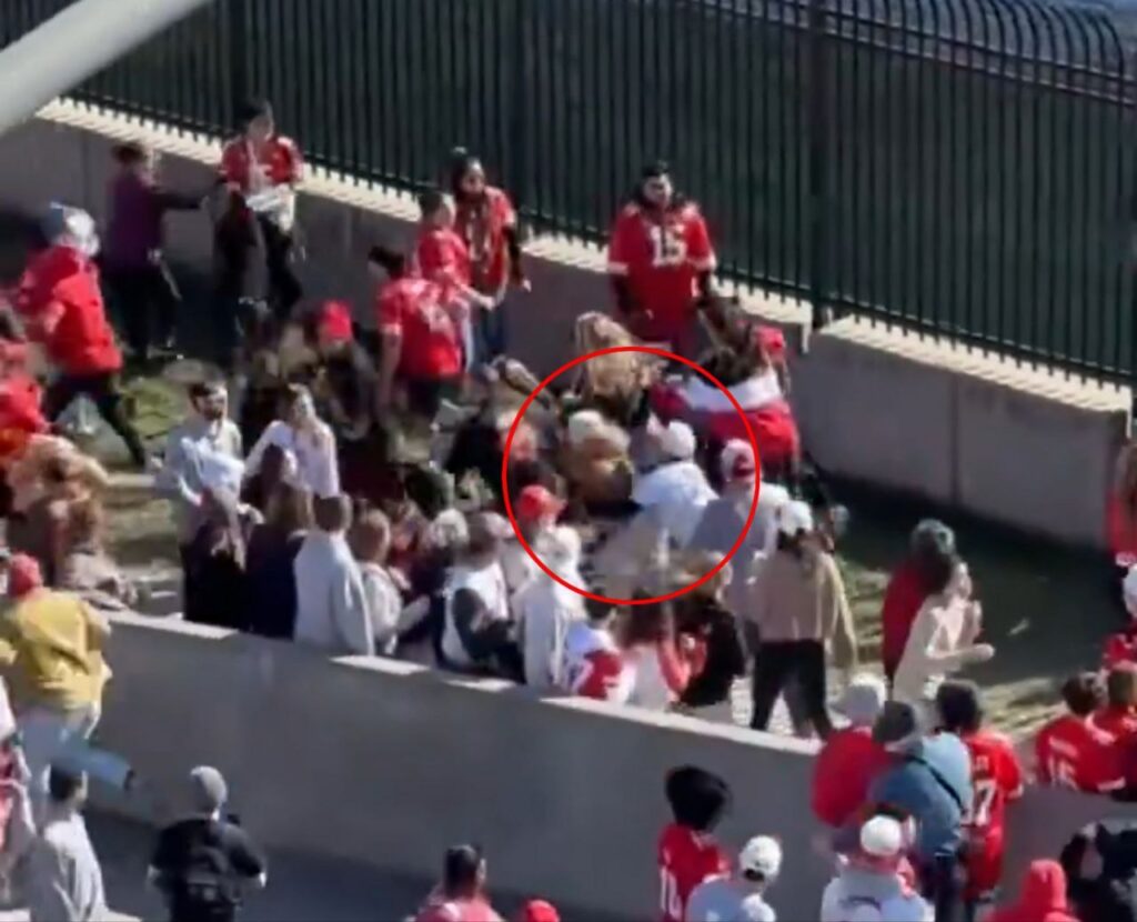 Tifosi Kansas City Chiefs fermano uomo che spara sulla folla